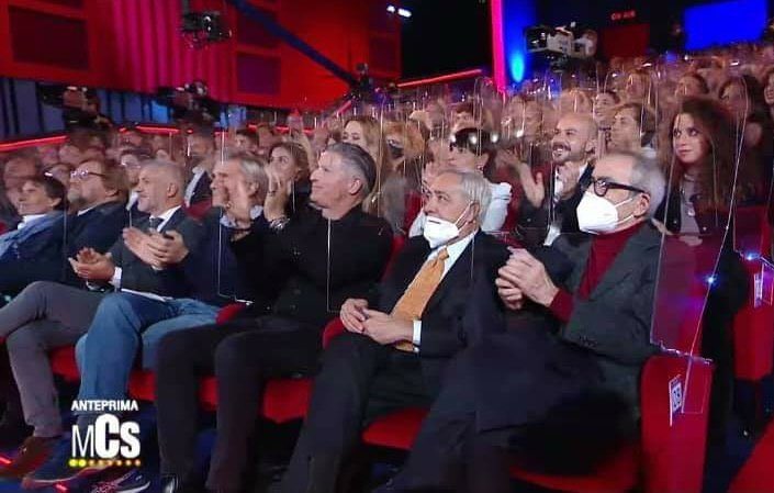 Maurizio Costanzo Show, teatro pieno ed è subito polemica: il conduttore interviene preview