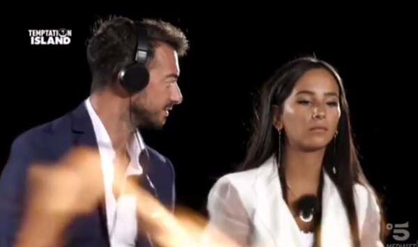 Temptation Island, Antonio e Nadia: falò silenzioso e senza risposte, Alessia Marcuzzi interviene preview