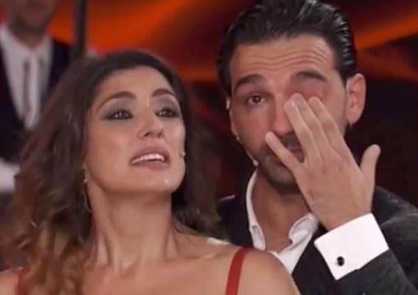 Raimondo Todaro piange e abbraccia Elisa Isoardi a Ballando con le Stelle: cosa è successo – VIDEO preview