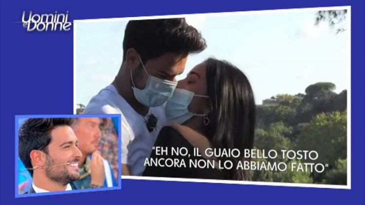 Basta baci a Uomini e Donne, Maria De Filippi prende una importante decisione preview