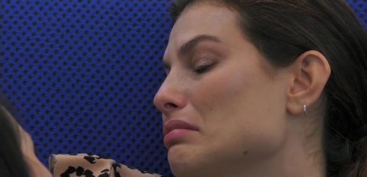 Dayane Mello piange