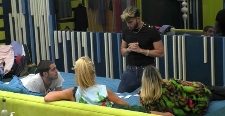 GF Vip, Urtis legge le carte a Stefania Orlando e “insinua” dubbi in amore: il marito replica (VIDEO) preview