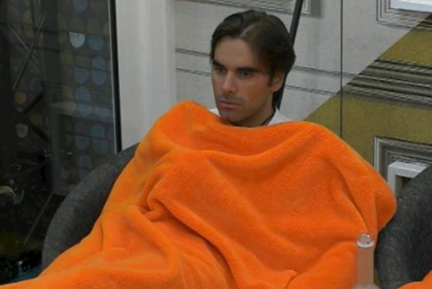 “C’è l’osso fuori”, brutto incidente per Morra nella Casa del GF Vip: profonda ferita al piede e intervento del medico article-post