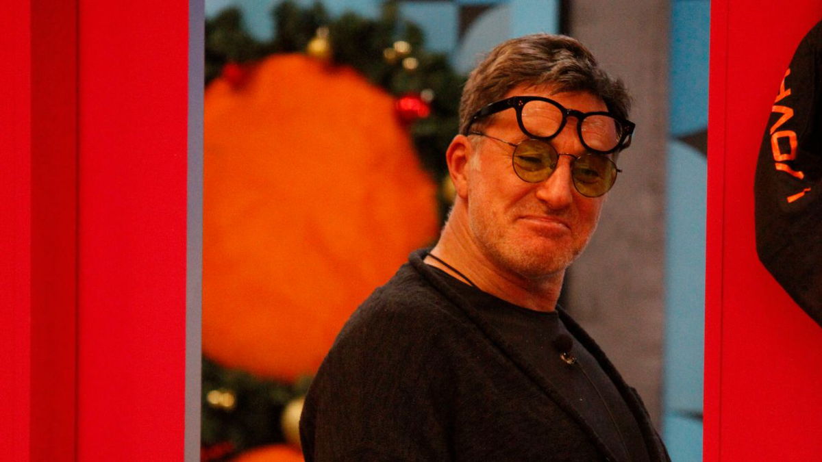 Filippo Nardi “rilancia” Tea Bag e continua lo “show”: “Da piccolo ho dato fuoco a mia cugina” (VIDEO) article-post