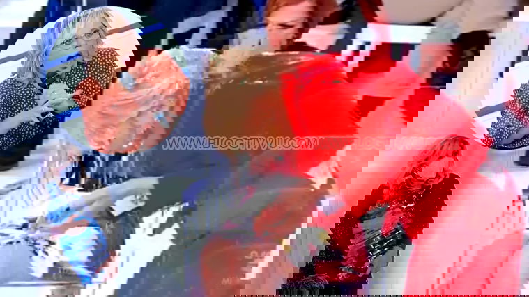 Uomini e Donne, Tina “annaffia” Gemma Galgani: l’epica reazione di Maria De Filippi (VIDEO) preview