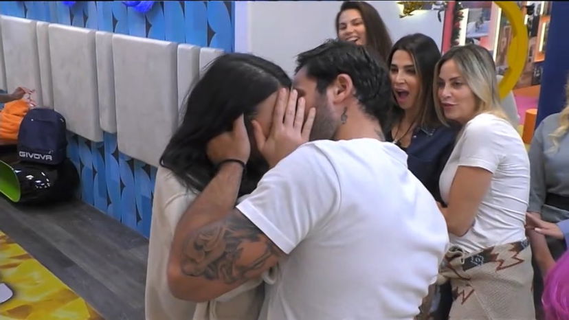 Scatta il bacio tra Pretelli e Giulia Salemi, Selvaggia Roma contro Pierpaolo: “ndo cojo cojo!” preview