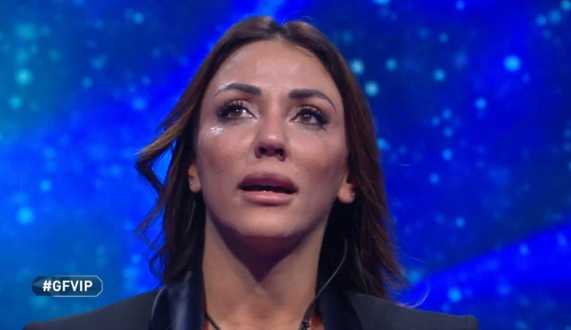 Selvaggia Roma ha mentito su padre e tentato suicidio? Una foto la sbugiarda, interviene Chiofalo – VIDEO preview