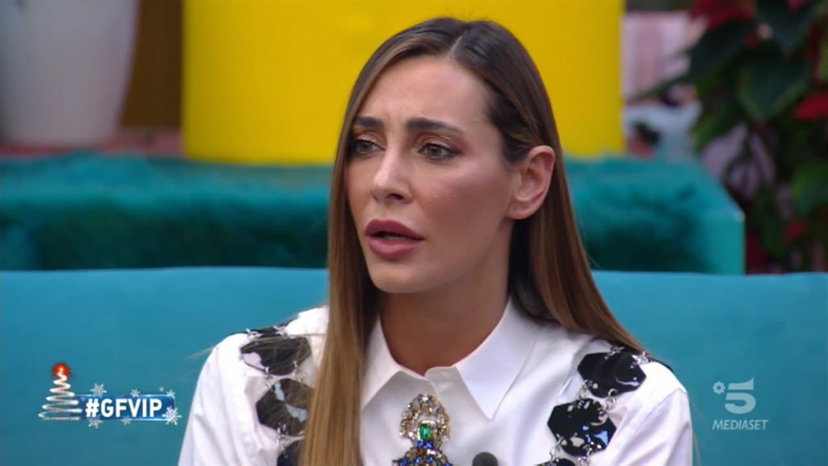 Perchè Maria De Filippi non ha salutato Sonia Lorenzini? Le ipotesi social preview