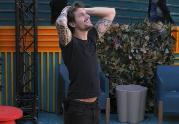 Andrea Zelletta fa infuriare il web: ecco quanto costano i pantaloni che indossa – VIDEO preview