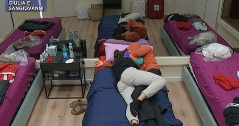 Amici 20, bacio tra Giulia e Sangiovanni: lei “è il mio primo”, ma lui “mi mette l’ansia” – VIDEO preview