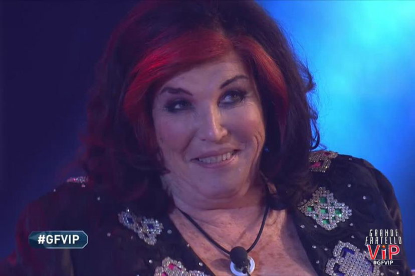 Patrizia De Blanck e lo “scialle” della discordia: “Litigio furioso” e intervento della guardia al GF Vip preview