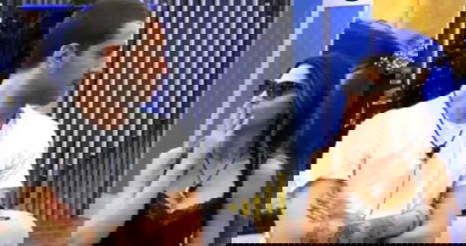 Giallo sulla mano di Signorini al GF Vip