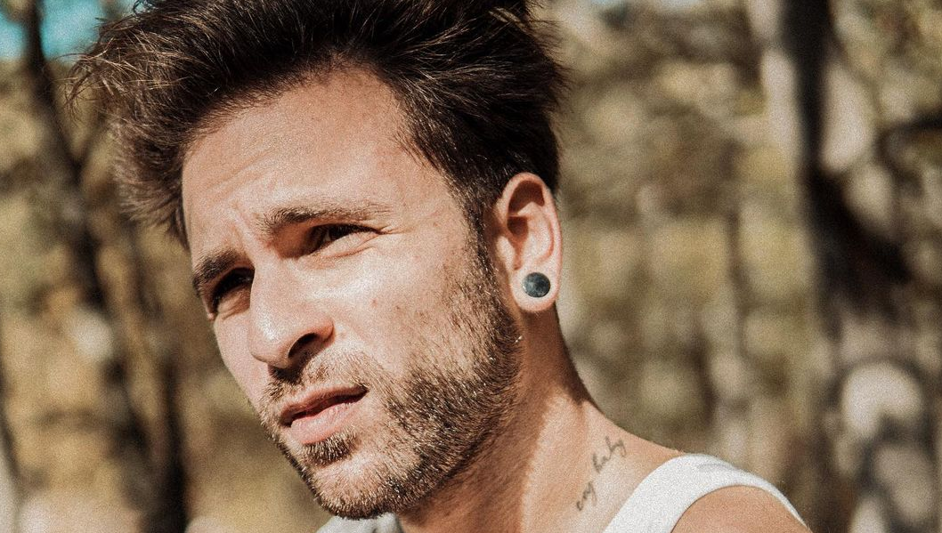 Alessio Bernabei: “Odiavo i Dear Jack, mi stavano sul cazz*!”, il gesto di Maria De Filippi article-post