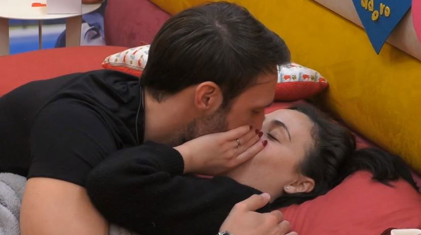 Nuovo bacio tra Zenga e Rosalinda Cannavò: lui si sbottona sul suo ideale di donna – VIDEO article-post