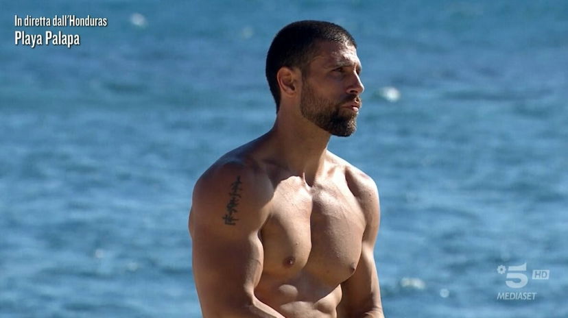 Isola dei Famosi 2021, Gilles Rocca completamente nudo: ecco dove e perché – FOTO preview