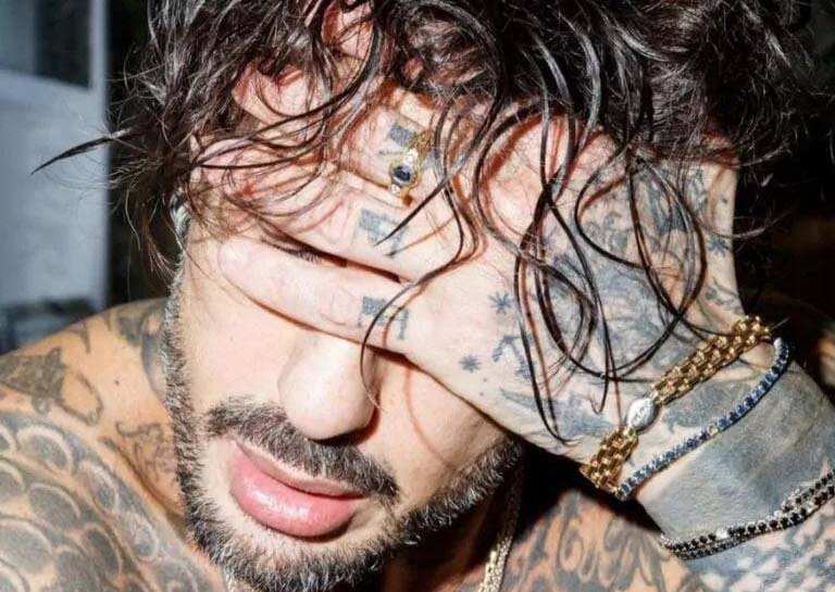 Fabrizio Corona deve tornare in carcere, la reazione choc: si taglia i polsi sui social preview