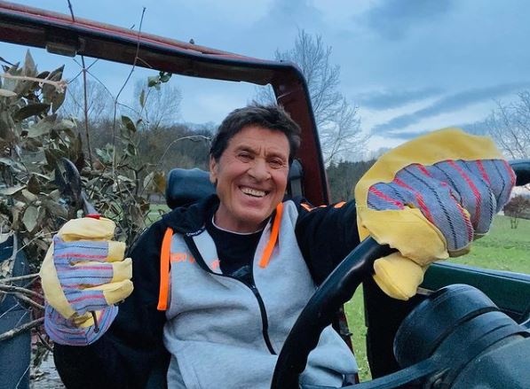 Gianni Morandi ricoverato d’urgenza per ustioni: come sta? Caduto sul fuoco preview