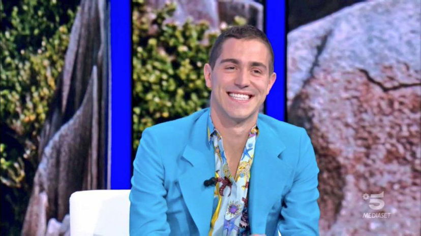 Tommaso Zorzi, spoiler sul look al Maurizio Costanzo Show: retroscena su un accessorio che indosserà – VIDEO preview
