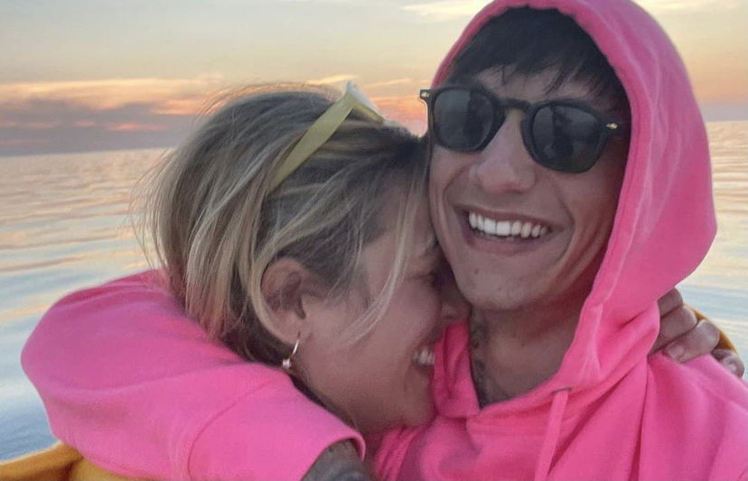 Ultimo si è fidanzato con la figlia di una famosissima ballerina: ecco di chi si tratta preview