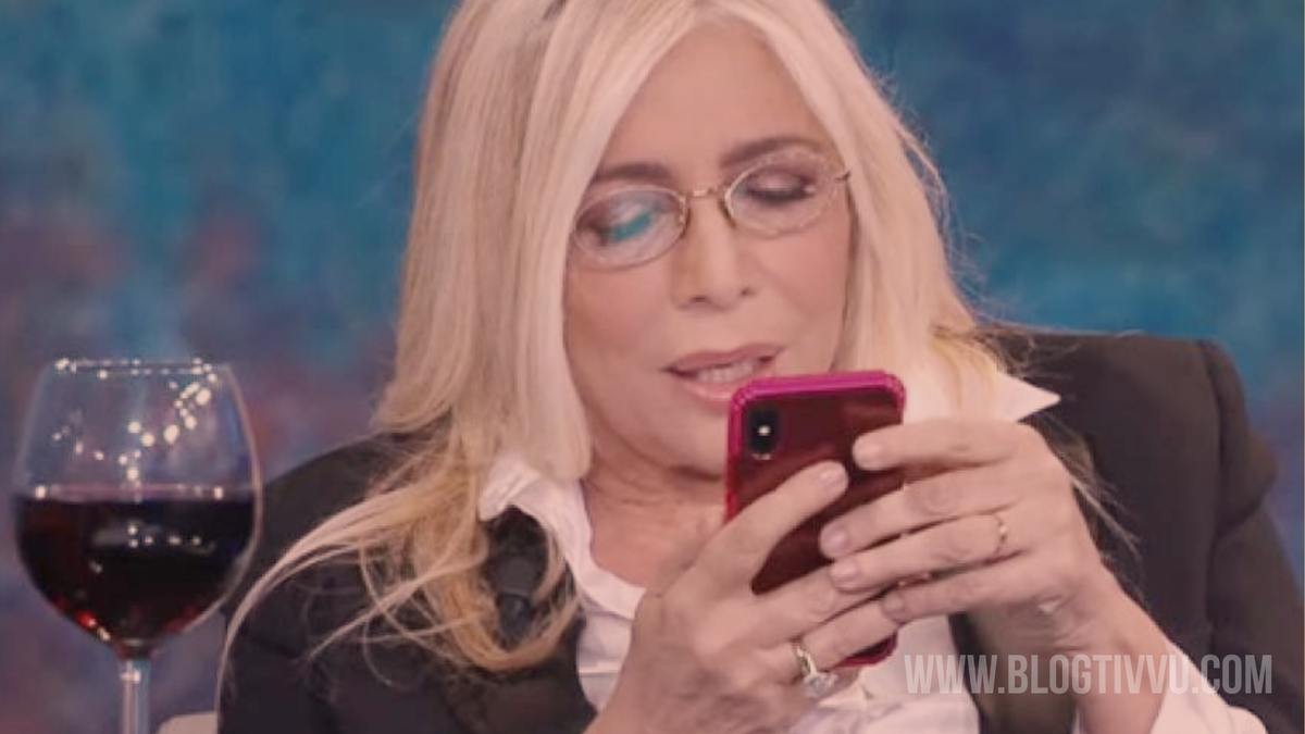Mara Venier mostra in diretta le chat con Raoul Bova: ecco cosa ha scritto article-post