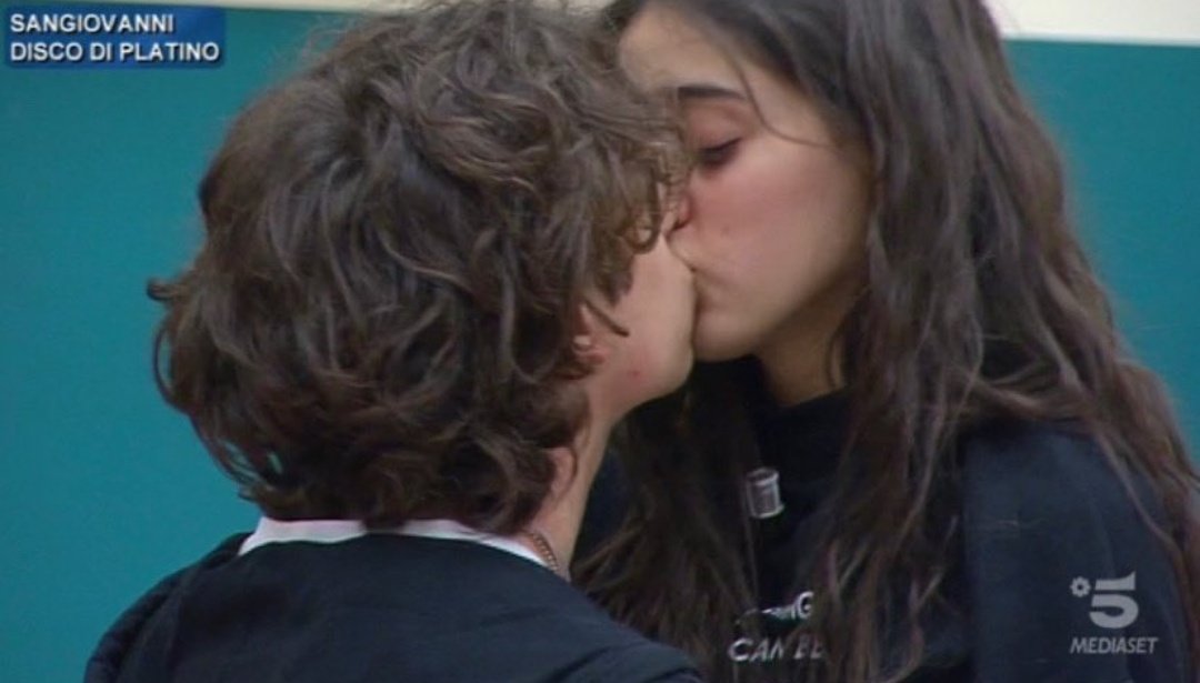 La mamma di Giulia Stabile svela cosa ne pensa della storia con Sangiovanni article-post