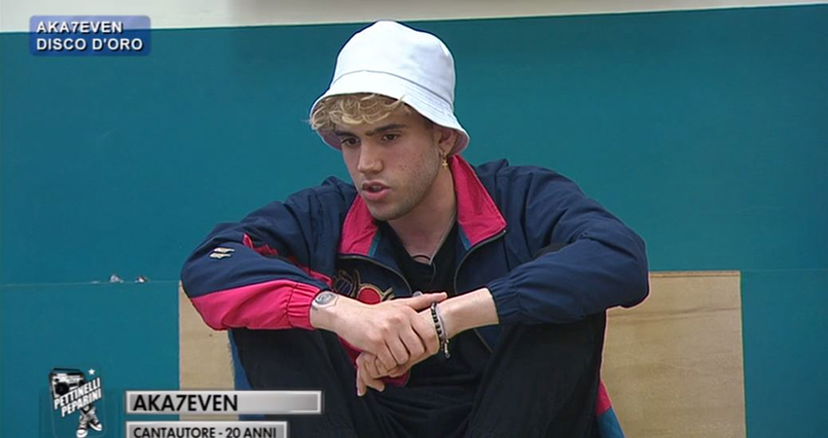 Aka7even vince il Disco D’Oro e lo dedica a una persona importante (ma non è Martina) preview