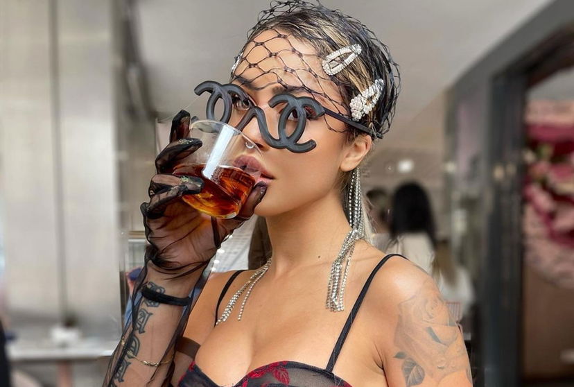 Famosa influencer condannata, avrebbe picchiato un 18enne nel bosco: “calci e bastonate” preview