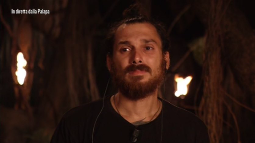 Isola dei Famosi, Andrea Cerioli “cede” nella notte: “Mollo, non ce la faccio più” preview
