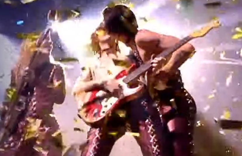 Bacio tra Damiano e Thomas dei Maneskin: all’Eurovision 2021 il messaggio per la comunità LGBT – VIDEO preview