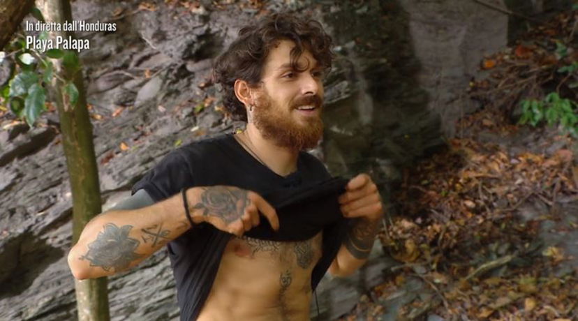 Andrea Cerioli preso in giro da Daniela Martani per l’aspetto fisico: “Foto addominali ritoccate” preview