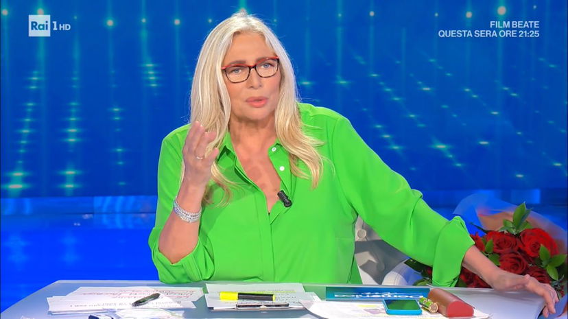 Mara Venier provata a Domenica In: lungo intervento ai denti, come sta e cosa è successo dopo il ricovero preview