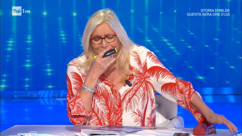 Mara Venier torna a Domenica In e piange in diretta: “Questi giorni non sono stati facili per me…” – VIDEO preview