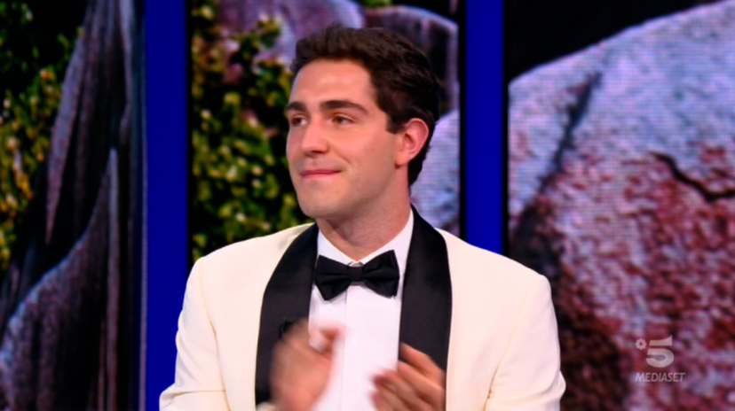 Tommaso Zorzi ricorda Michele Merlo in apertura dell’Isola dei Famosi preview