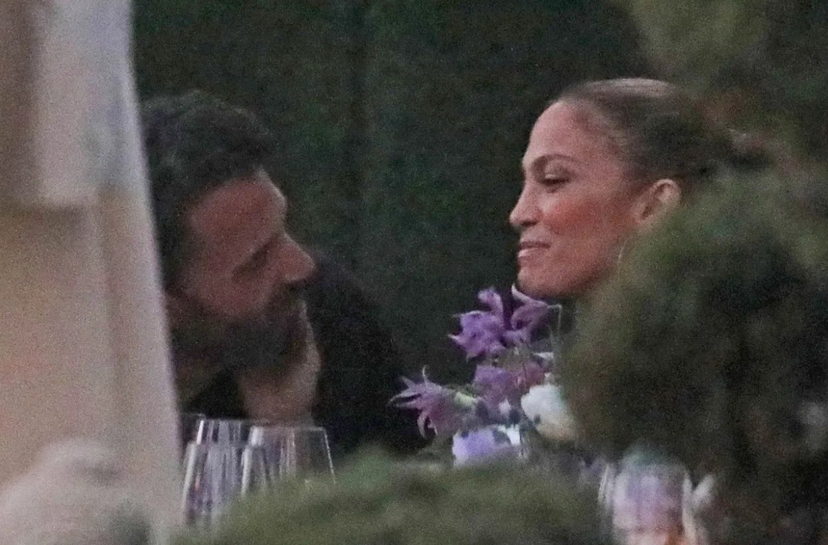 Bacio tra Ben Affleck e Jennifer Lopez: la coppia è ufficiale – FOTO preview
