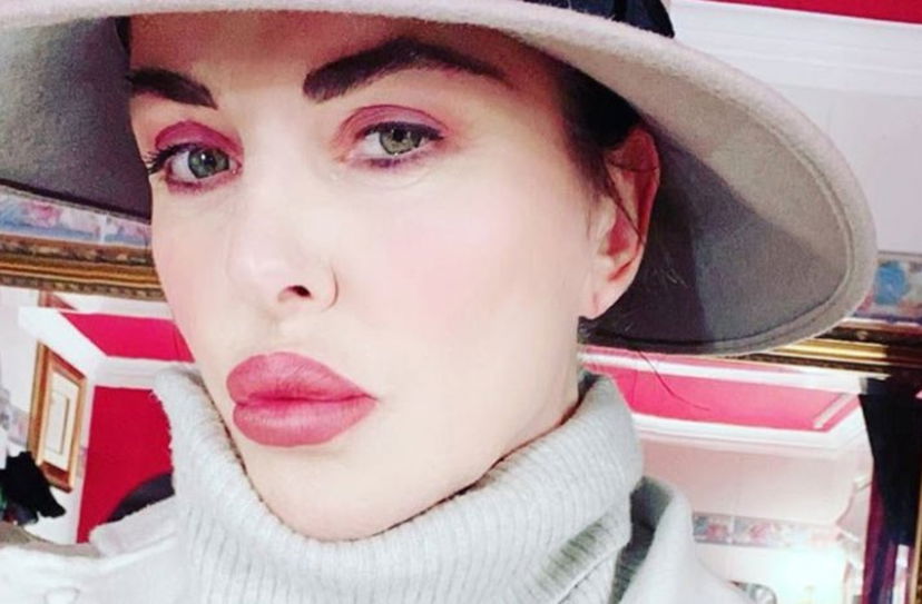 Alba Parietti “gender fluid” a Tale e Quale Show: “Vorrei imitare anche qualche uomo…” article-post