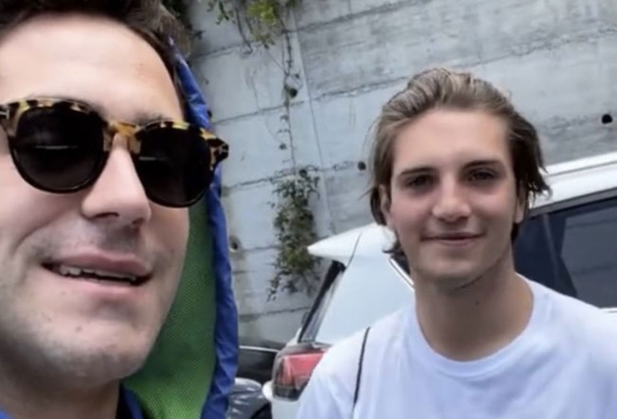 Bacio tra Tommaso Zorzi e Tommaso Stanzani
