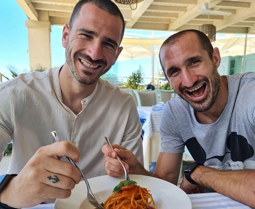 Perché Leonardo Bonucci è in tendenza? La foto con Chiellini mentre sfotte gli inglesi diventa virale preview