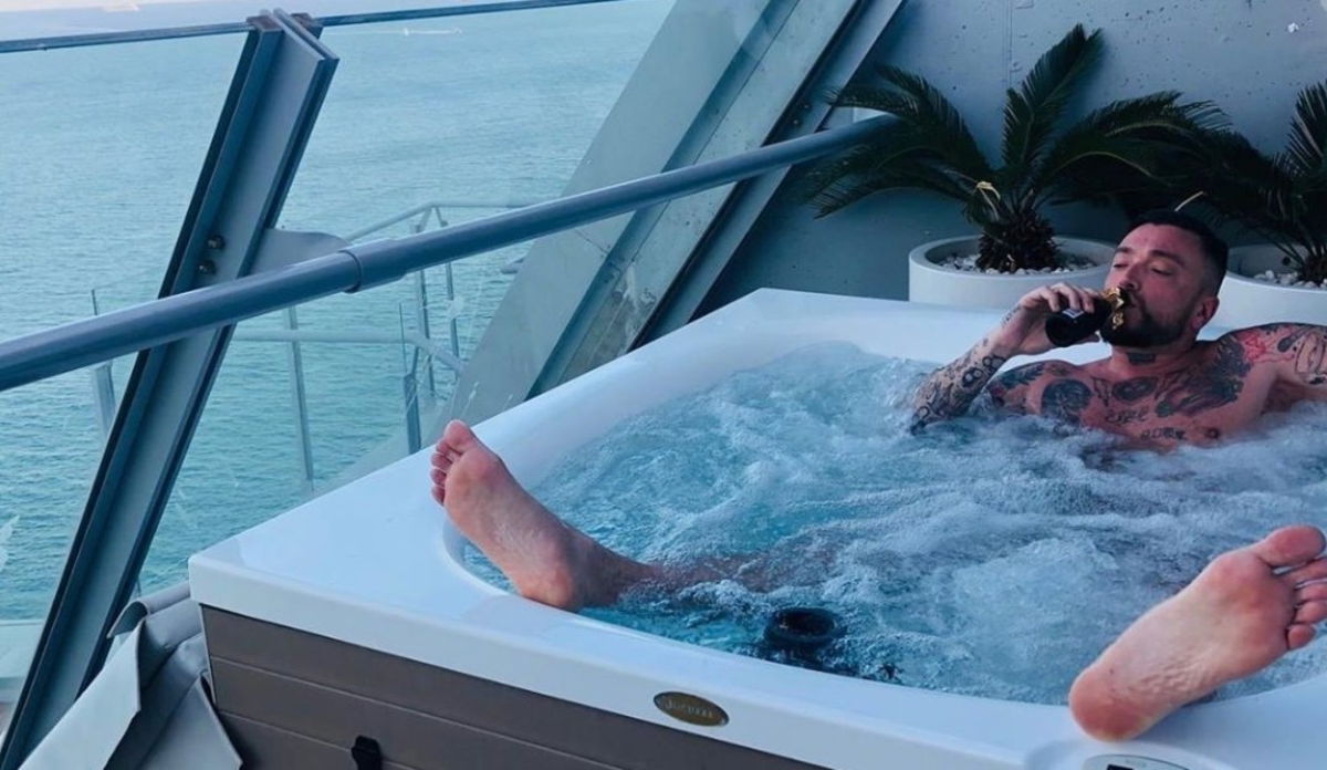 Guè Pequeno fa il bagno dentro una vasca di Prosecco: è bufera (ed interviene anche la politica) article-post