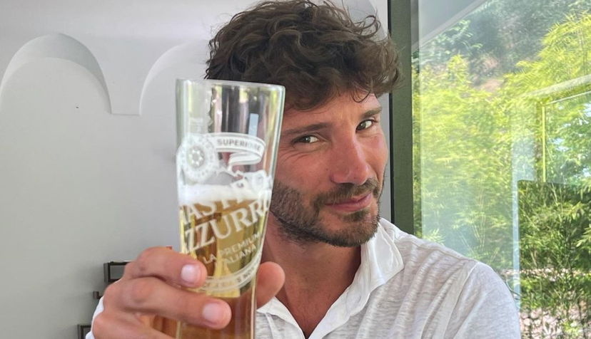 Stefano De Martino appesantito dal lockdown? Paparazzato con una pancetta davvero sexy preview