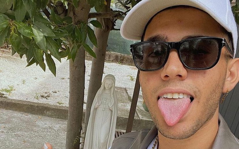 Aka7even frequenta una ragazza e spiega perché non lo ha rivelato: le dolcissime raccomandazioni delle fan preview