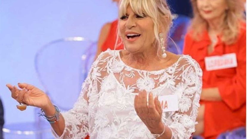 La foto del seno rifatto di Gemma Galgani: “Così a Uomini e Donne troverò il mio principe!” article-post