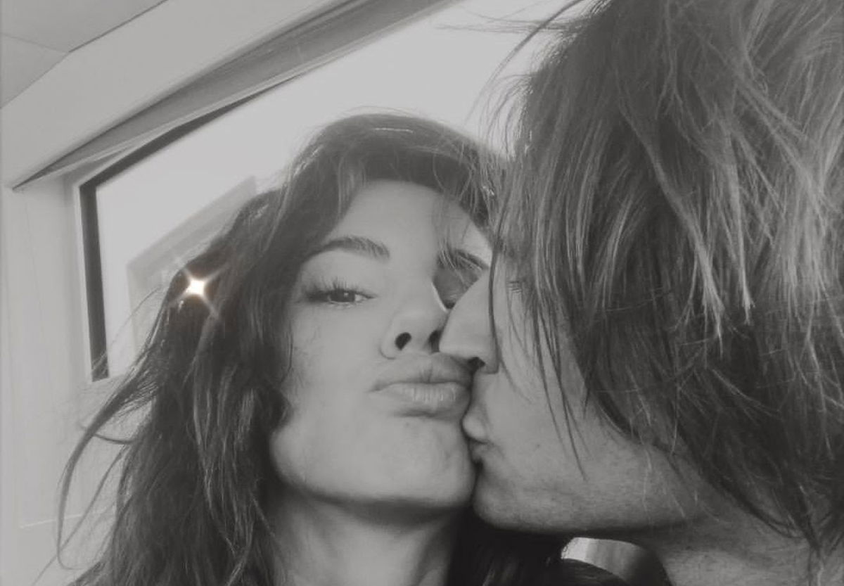 Giulia De Lellis bacia Carlo Beretta (ma è identico a Francesco Oppini): la foto diventa virale article-post