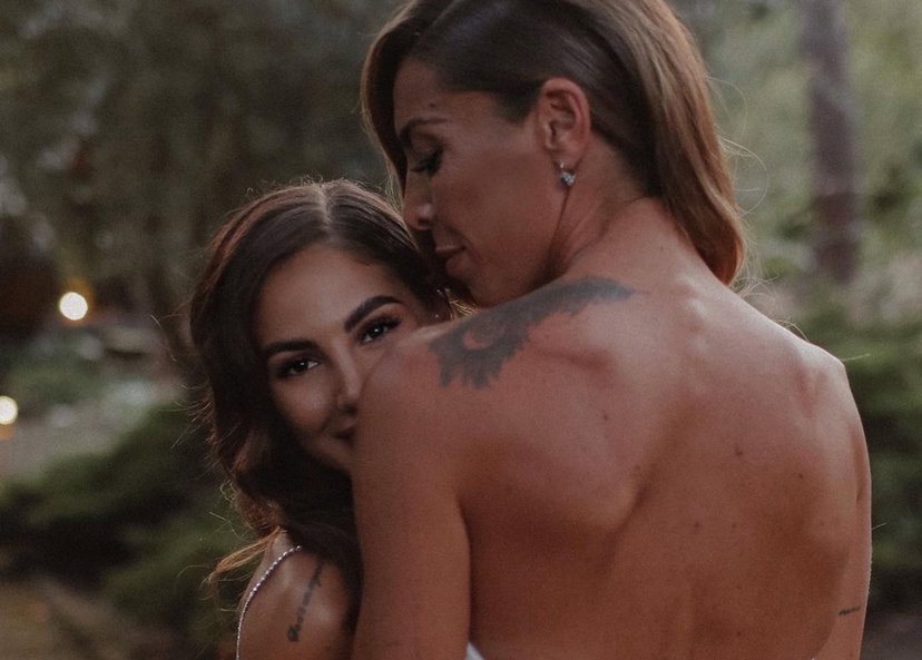 Perché Giulia De Lellis e Veronica Fiumicini hanno due cognomi diversi? La sorella si è sposata questo weekend preview