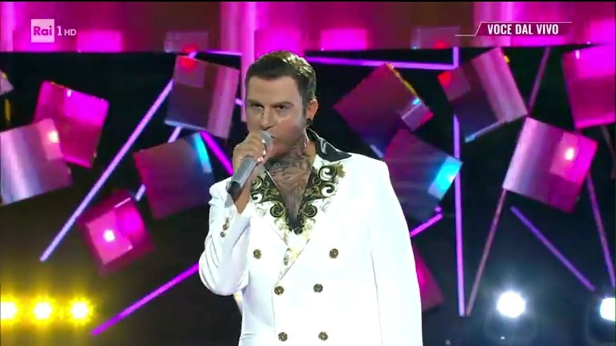 Fedez commenta l’esibizione dei Gemelli di Guidonia con “Mille” a Tale e Quale Show e punge la Rai article-post
