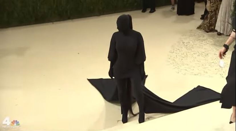 Perché Kim Kardashian sfila al Met Gala completamente coperta? C’entra Kanye West – VIDEO preview
