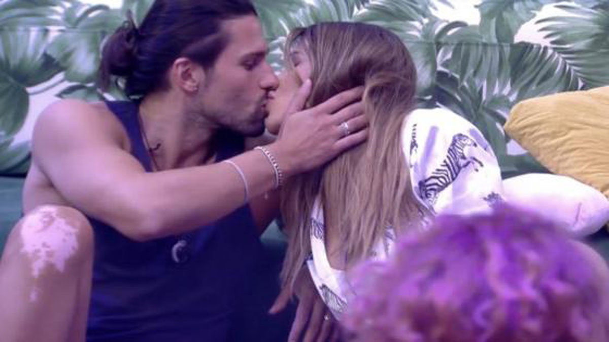 Luca Onestini bacia un’altra dopo la rottura con Ivana Mrazova: riscoppia l’amore in un reality? – VIDEO article-post