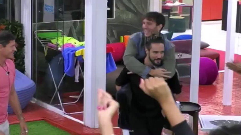 Manuel Bortuzzo, Alex Belli lo prende in braccio e lo fa ballare: la scena conquista il web – VIDEO preview