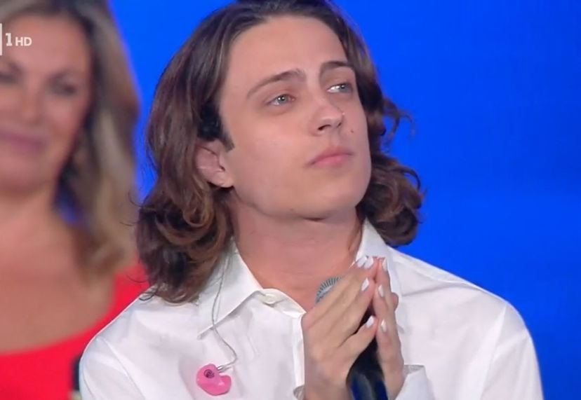 Sangiovanni si ferma ai Seat Music Awards: occhi lucidi dopo la reazione dei fan – VIDEO preview