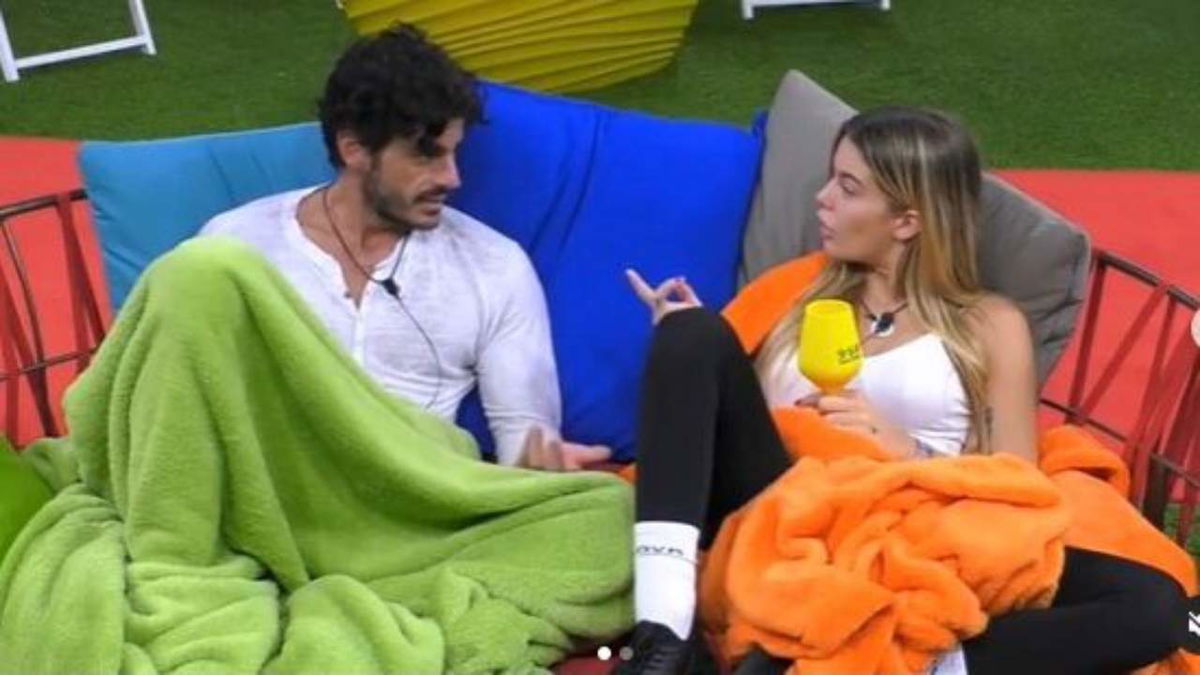 Andrea Casalino ha una fidanzata fuori dal GF Vip, Sophie Codegoni svela la sua tesi in merito: ecco quale article-post