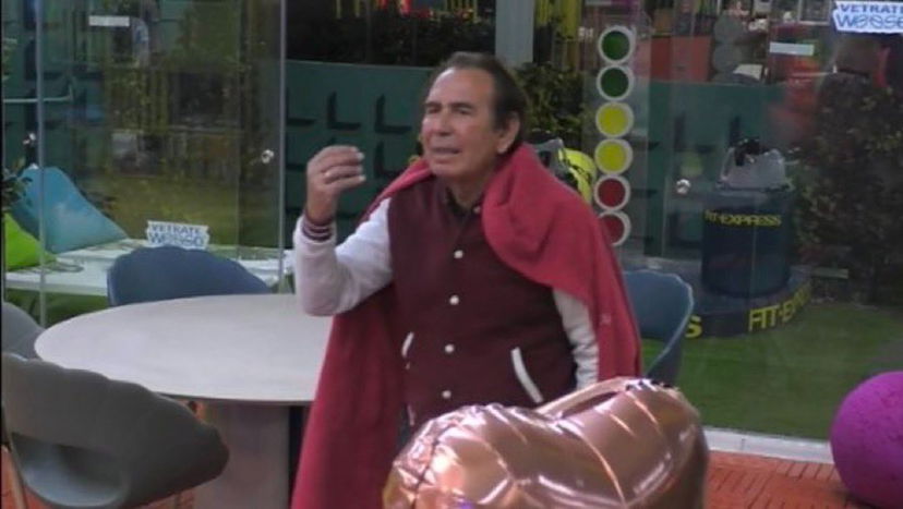 Giucas Casella fa la pipì dentro un vaso e Alex lo racconta a Montano – VIDEO preview